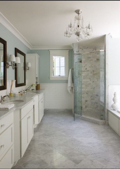 Marmor im Bad Marmorfliesen helle Farben Glaswand Dusche weiße Badschränke Spiegel