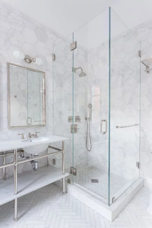 hellgrauer Marmor im Bad verglaste Dusche ansprechendes Design