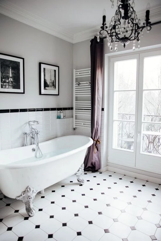 Pariser Chic im Bad Badewanne mit Löwenfüßen weiße Bodenfliesen