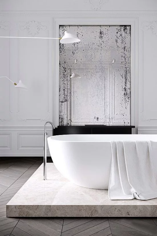 Pariser Chic im Bad erhabenes Design Badewanne auf Podest weißes Ambiente