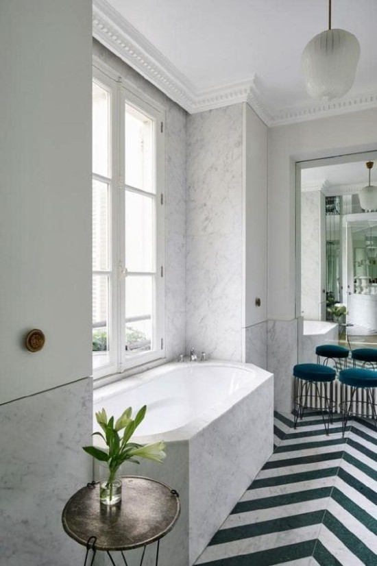 Pariser Chic im Bad moderne Badewanne schickes Raumdesign großes Fenster weiße Blumen Vase auf dem Beistelltisch