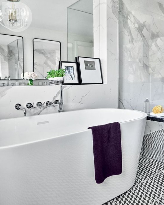 Pariser Chic im Bad modernes Design weiße Badewanne lila Tuch Marmorwand Spiegel