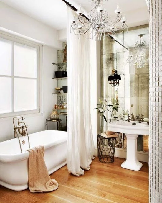 Pariser Chic im Bad weiß beige angenehmes Design Kristall-Kronleuchter großer Spiegel verspielte Atmosphäre