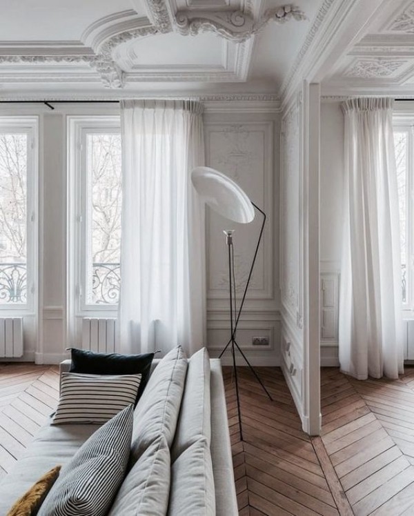 Pariser Chic im Wohnzimmer Hartholzparkett weiße Wände