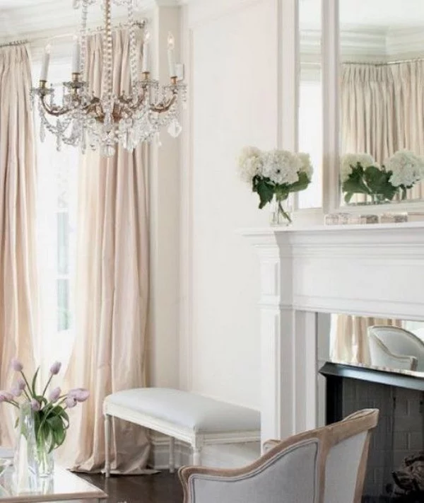 Pariser Chic im Wohnzimmer Kronleuchter elegant reich verziert gemütliches Ambiente Blumen Kamin Sitzbank