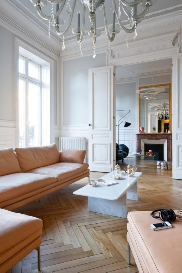 Pariser Chic im Wohnzimmer Parkett Boden elegante Sitzmöbel in Beige helles Interieur