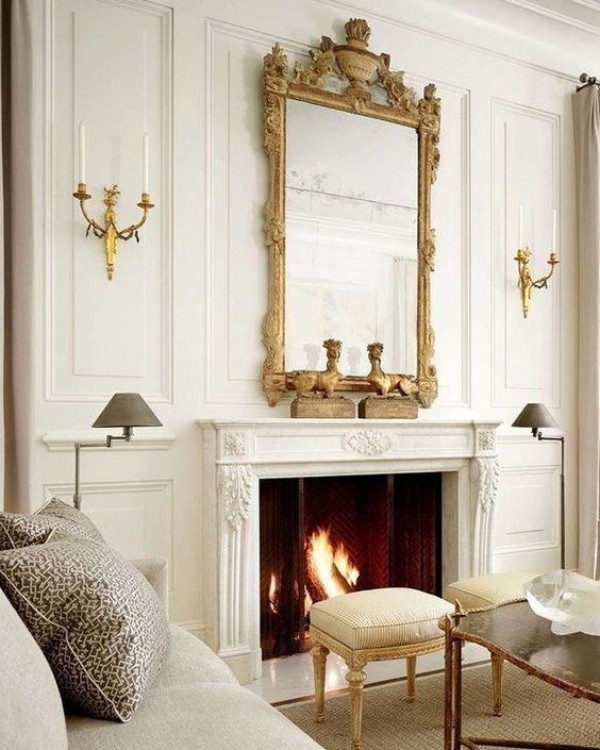 Pariser Chic im Wohnzimmer großer Spiegel verzierter Rahmen Kerzen beiderseits weiße Sitzmöbel