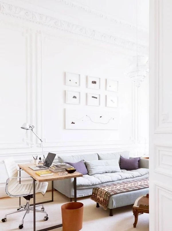 Pariser Chic im Wohnzimmer helles Ambiente persönliche Arbeitsecke Wandbilder