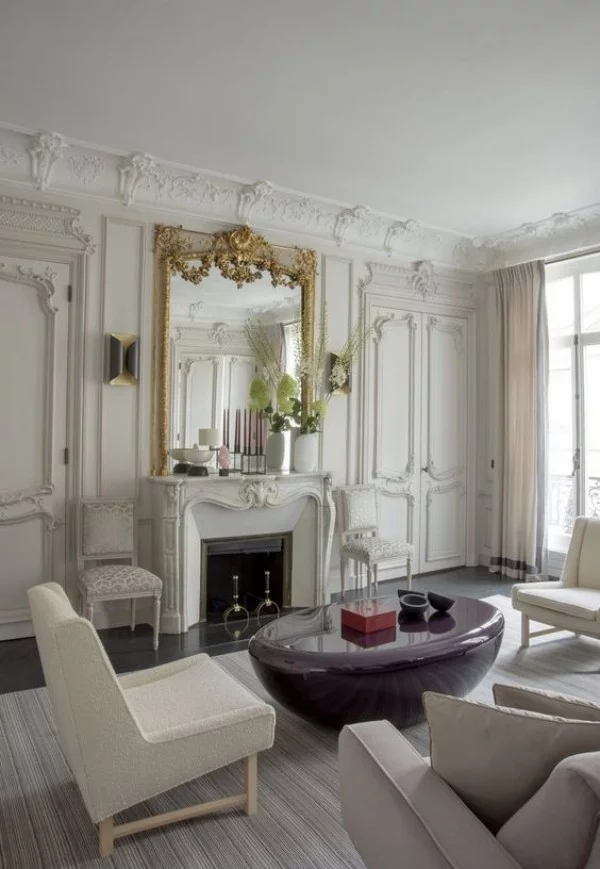 Pariser Chic im Wohnzimmer modernes Ambiente runder Tisch aus Marmor Kamin Spiegel