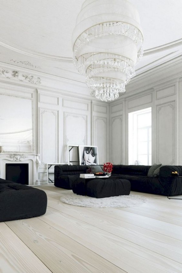 Pariser Chic im Wohnzimmer modernes helles Interieur schwarze Möbel Kontrast Kronleuchter als Blickfang