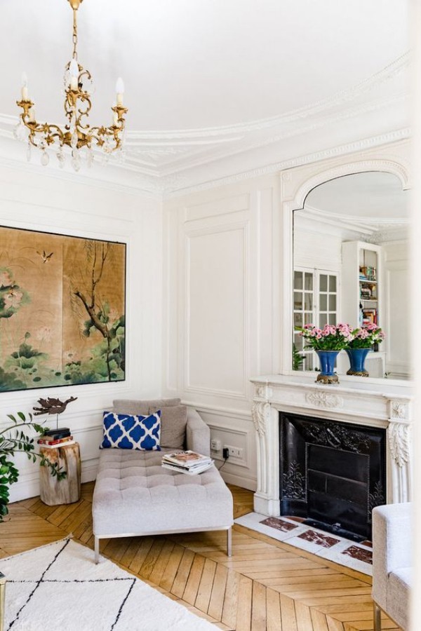 Pariser Chic im Wohnzimmer schönes Ambiente Parkett Boden Teppich gemütliche Sitzecke Liegesessel Kamin Spiegel
