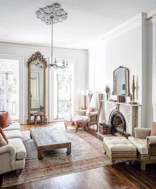 Pariser Chic im Wohnzimmer weites Ambiente elegant und raffiniert eingerichtet kamin Spiegel alte Sitzmöbel