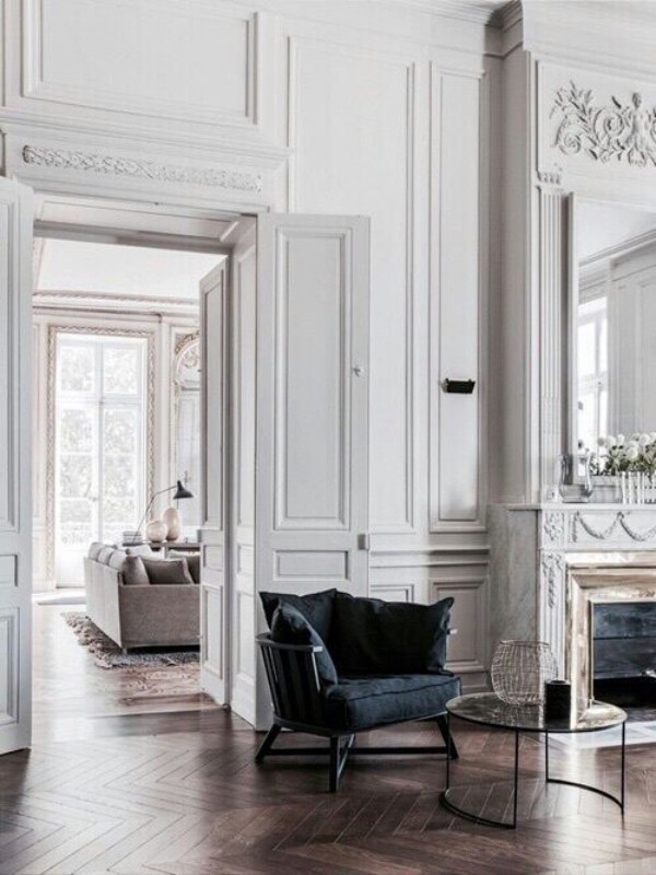 Pariser Chic im Wohnzimmer weiß bis hellgrau dominierende Farbe ein schwarzer Sessel als Blickfang