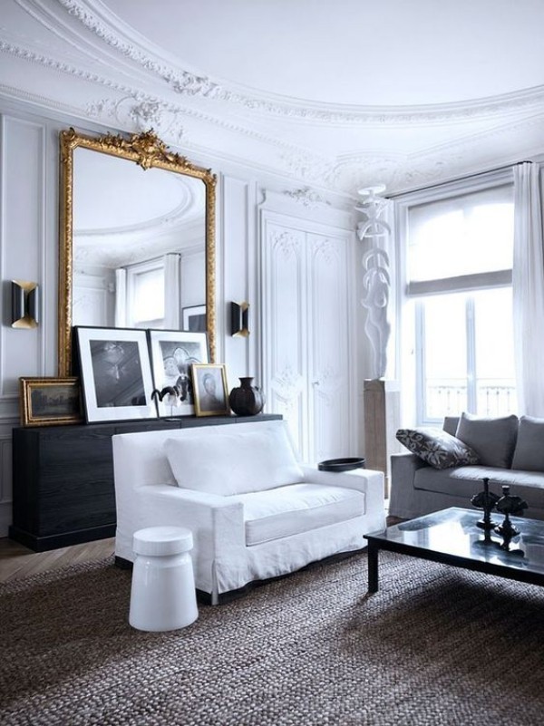 Pariser Chic im Wohnzimmer weiße Couch Bilder Wohnaccessoires mit Geschichte