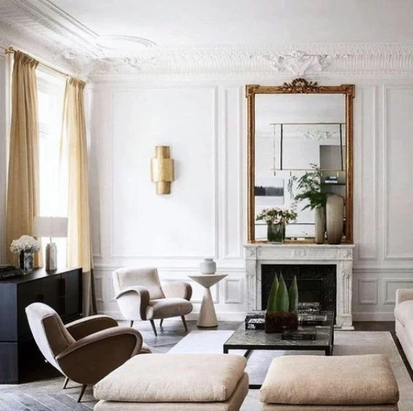 Pariser Chic im Wohnzimmer weiße Wände Samtmöbel in neutralen Farben sehr ansprechendes Ambiente gemütlich und stilvoll