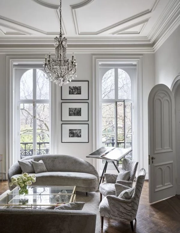 Pariser Chic im Wohnzimmer weißes Interieur sehr elegant aussehend Kristall-Kronleuchter persönliche Wohnaccessoires