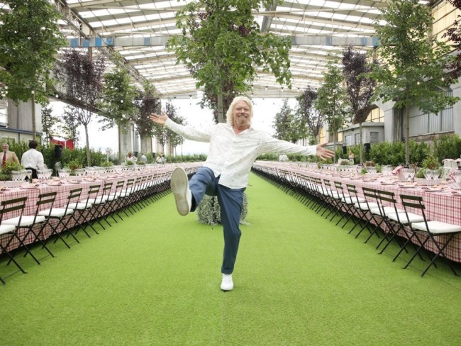 Richard Branson extravaganter Milliardär erfolgreicher Unternehmer Hose weißes Hemd schulterlanges Blondhaar charakteristischer Kinnbart