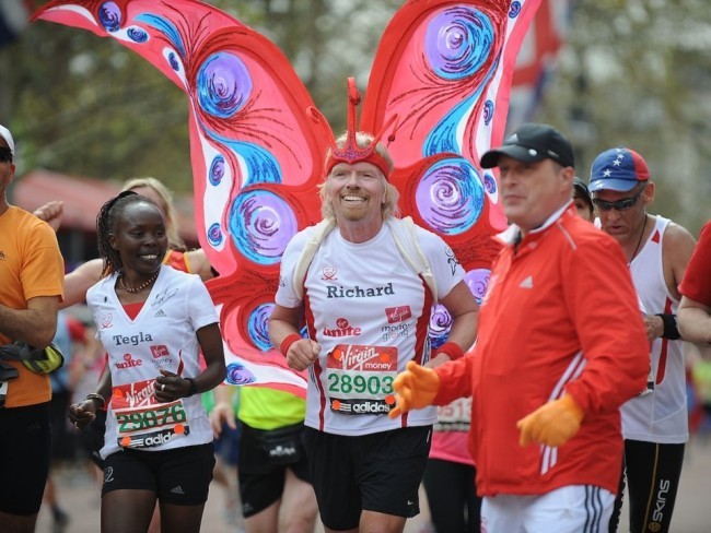 Richard Branson extravaganter Milliardär erfolgreicher Unternehmer Teilnahme an NYC Marathon gekleidet wie Schmetterling