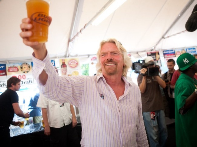 Richard Branson extravaganter Milliardär erfolgreicher Unternehmer feiert mit Freunden