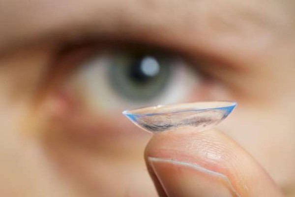 Wissenschaftler entwickeln Hi-Tech Kontaktlinsen, die per Wink zoomen linsen medizinisch hart