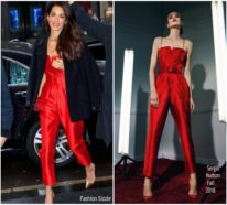 Amal Clooney trägt ein fabelhaftes rotes Outfit während einer Konferenz