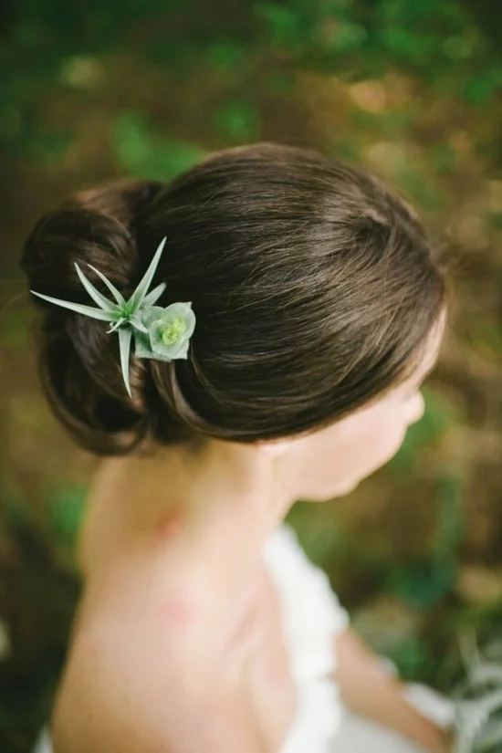 Haarschmuck für die Braut mit Luftpflanze und Sukkulente 