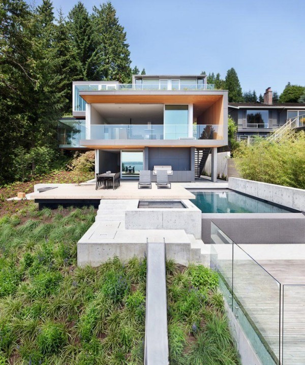moderne Häuser weiße Archizektur im Grünen