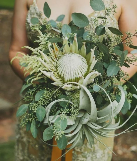 moderner Brautstrauß mit Tillandsie und Eukalyptus 