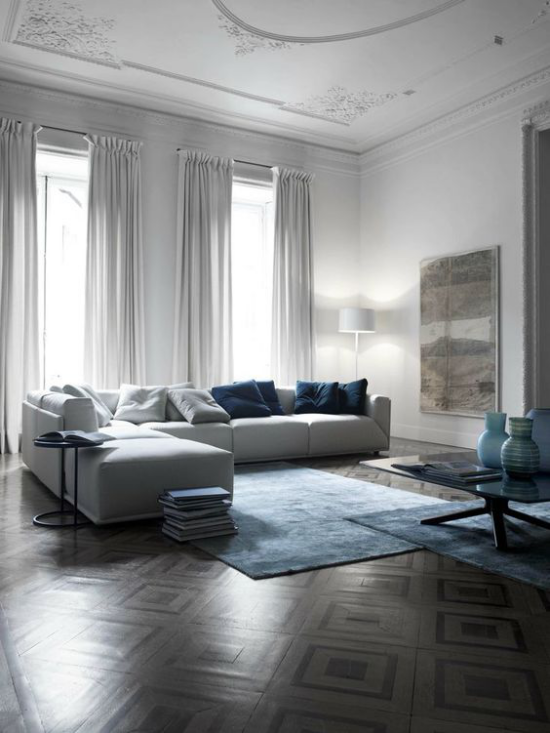 French Chic im Interieur erstklassiges Wohnzimmer ultramodern eingerichtet weiß und blau in Kombination