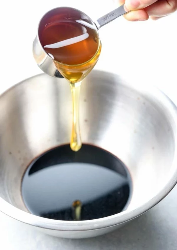Holundersirup selber machen Holundersirup Rezept Honig zugeben