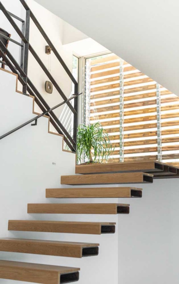 Holzstufen und weiße Gewänder - Treppengestaltung