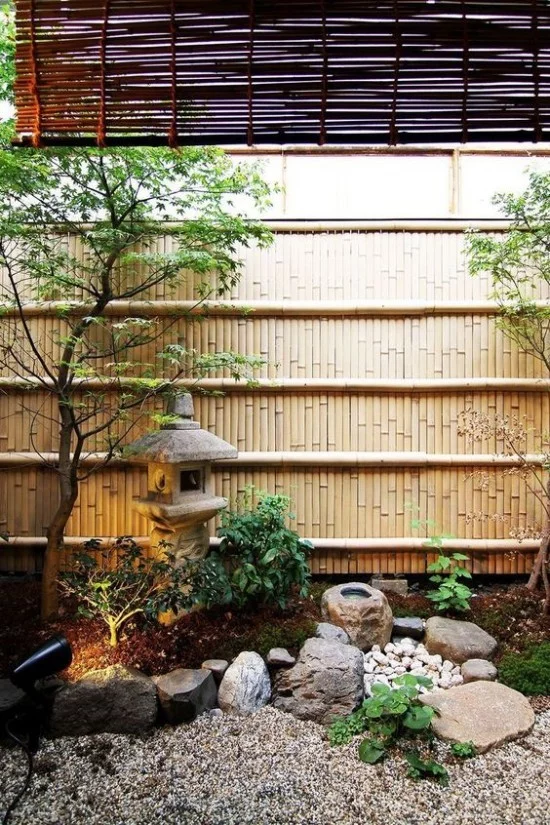 Japanischer Garten hohe Ästhetik visuelle Harmonie Bambusand Steine Kies Laterne aus Stein