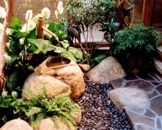 Japanischer Garten hohe Ästhetik visuelle Harmonie Steine Kies weiße Kallas Farn