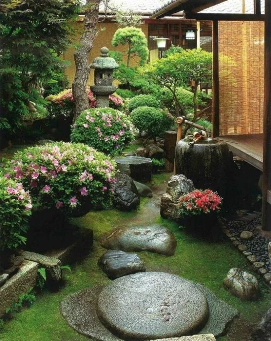 Japanischer Garten hohe Ästhetik visuelle Harmonie Steine Moos grüne Pflanzen blühende Sträucher