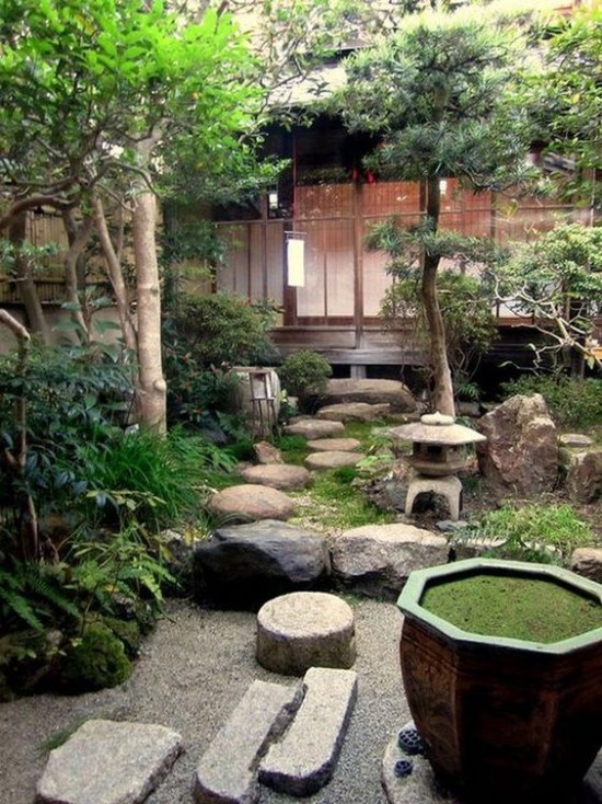 Japanischer Garten hohe Ästhetik visuelle Harmonie Steine grüne Sträucher und nicht zu hohe Bäume ergeben ein harmonisches Bild