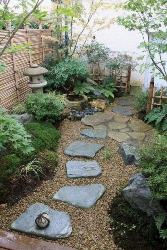 Japanischer Garten hohe Ästhetik visuelle Harmonie Steinplatten als Pfad Kies grüne Pflanzen Bambuswand