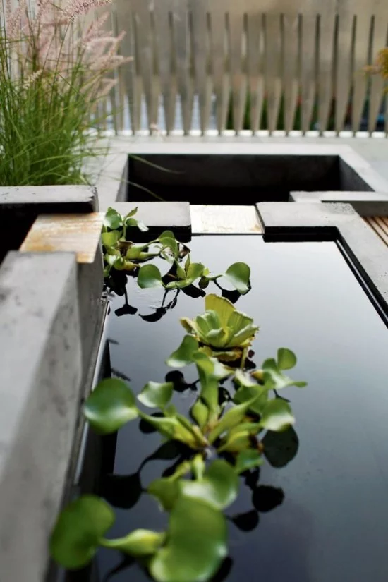 Japanischer Garten hohe Ästhetik visuelle Harmonie Wasser Wasserpflanzen Sträucher Zaun