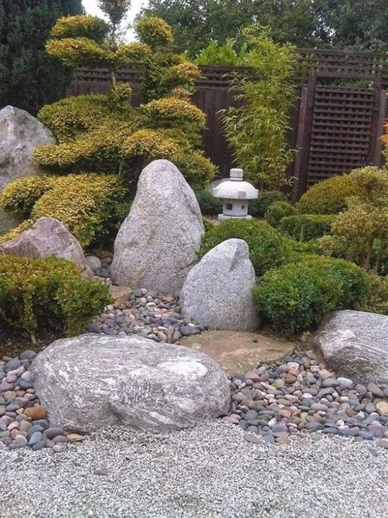 Japanischer Garten hohe Ästhetik visuelle Harmonie große Steine Kiesel grüne Sträucher harmonisches Bild