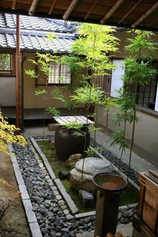 Japanischer Garten hohe Ästhetik visuelle Harmonie im Hinterhof Steine Kies Moos Bäume