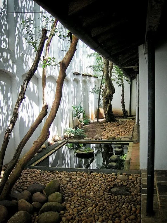 Japanischer Garten hohe Ästhetik visuelle Harmonie im Hinterhof Wasser Steine Kies