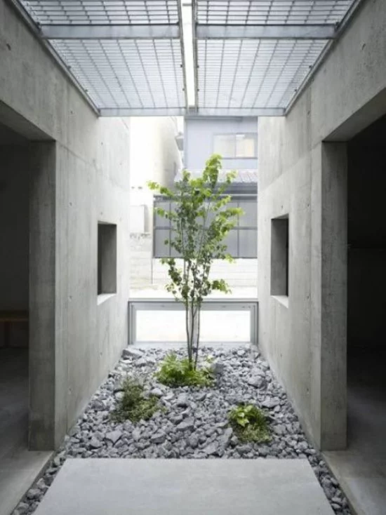 Japanischer Garten im Hinterhof Steineplatten Kiesel grau