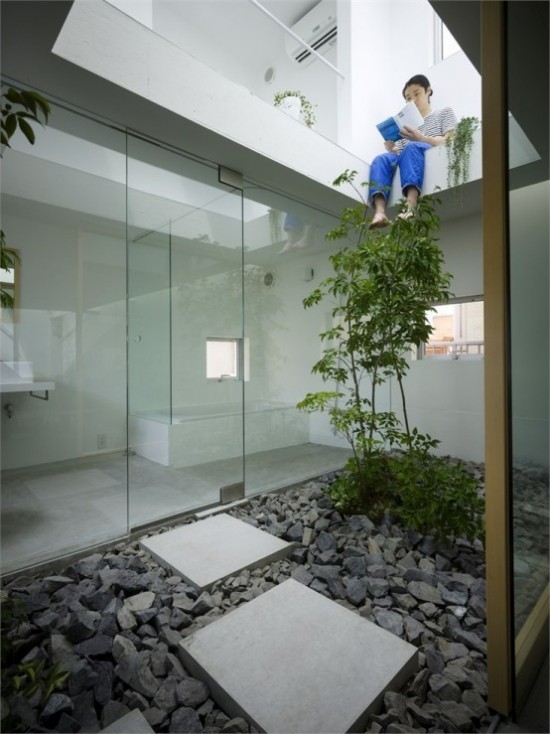 Japanischer Garten im Hinterhof kleine Fläche Steinplatten Kiesel Glaswände