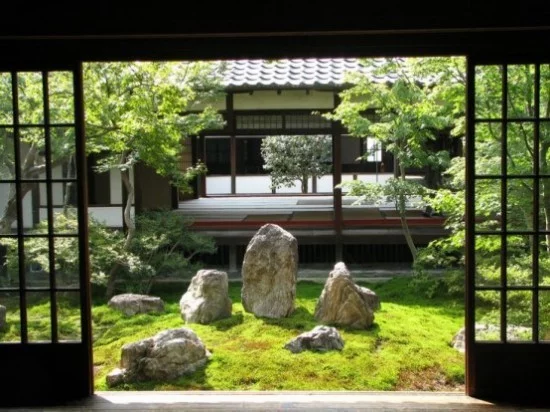 Japanischer Garten schöner Blick Steine Moos grüne Pflanzen