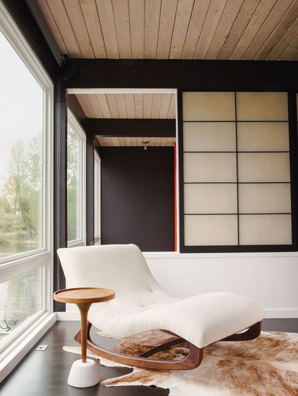 Japanisches Wohnzimmer Sitzecke Sessel elegante Gestaltung helle Farben edle Schlichtheit reduzierte Ästhetik