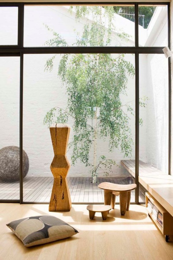 Japanisches Wohnzimmer deckenhohe Fenster keine Grenze zwischen drinnen und draußen