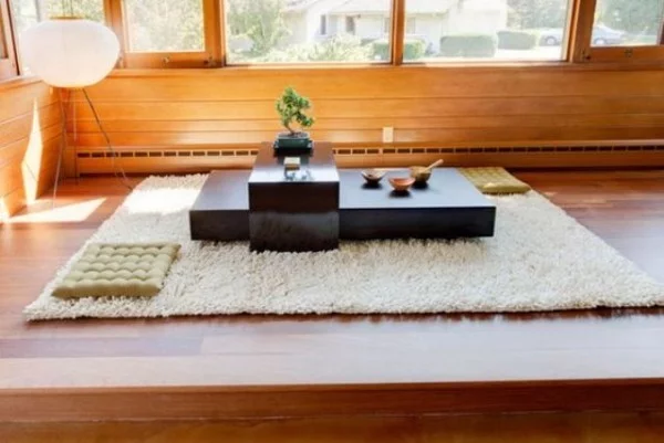 Japanisches Wohnzimmer viel Holz Matte Bonsai Lampe Bodenkissen japanischer Tisch
