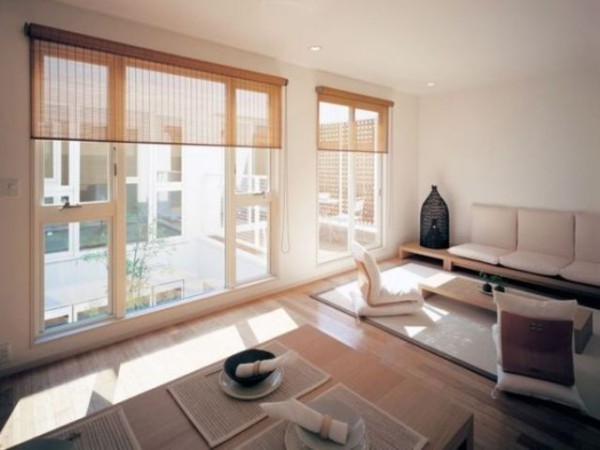 Japanisches Wohnzimmer weite Fenster transparente Rollos bodennahe Möbel schöne moderne Raumgestaltung