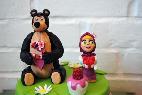 Mascha und der Bär Torte Motivtorte Kindergeburtstag Gumpaste Figuren