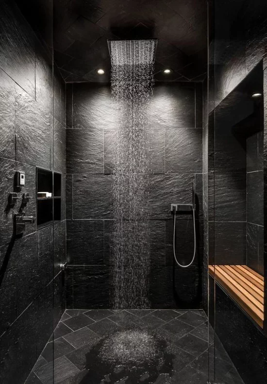 Passendes Licht im Bad dunkler Duschraum in schwarz passende Beleuchtung modern etwas mystisch