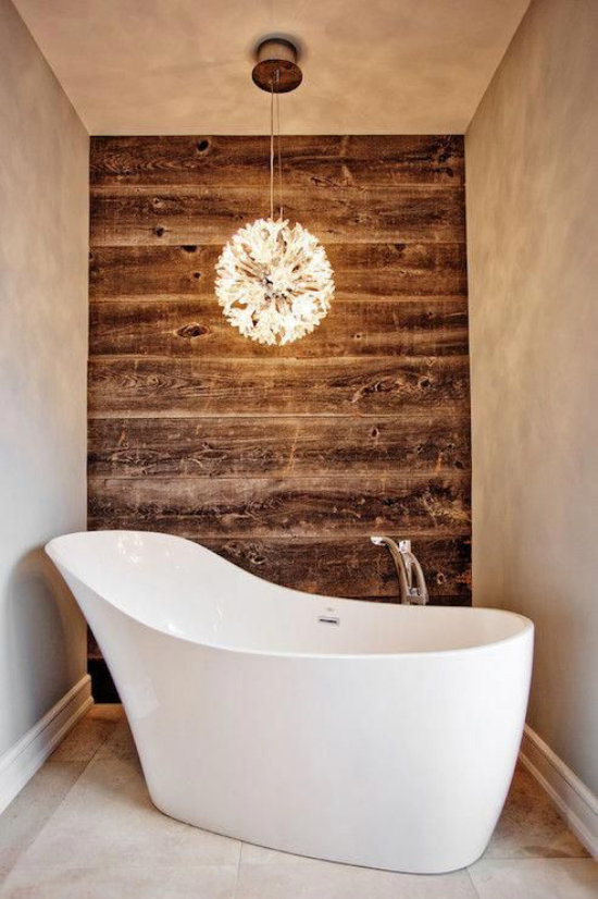 Passendes Licht im Bad freistehende Badewanne Hängeleuchte Holzwand